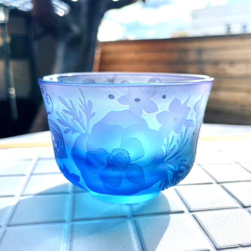 ガラスの抹茶碗 花と蝶の模様 木箱付き ガラスの抹茶碗 花と蝶の模様 木箱付き