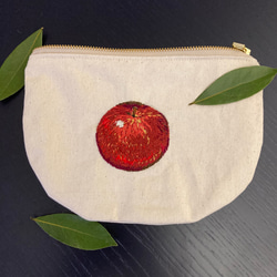送料無料　 刺繍ポーチ　りんご　 Amane 1枚目の画像