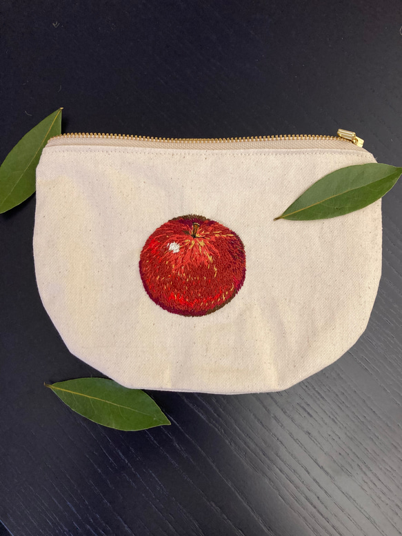 送料無料　 刺繍ポーチ　りんご　 Amane 1枚目の画像