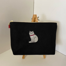 目線が合わない？猫さん刺繍のポーチ　黒または紺　１６㎝１８㎝２０㎝ 1枚目の画像