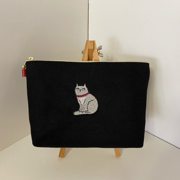 目線が合わない？猫さん刺繍のポーチ　黒または紺　１６㎝１８㎝２０㎝ 4枚目の画像