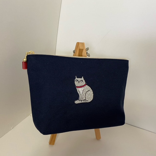 目線が合わない？猫さん刺繍のポーチ 黒または紺 16㎝18