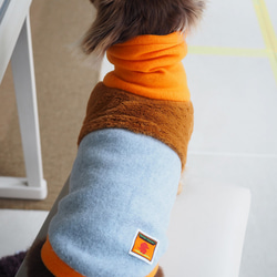 犬服　ダックスちゃんのファー付きハイネックタンクトップ　オレンジ×グレー 9枚目の画像