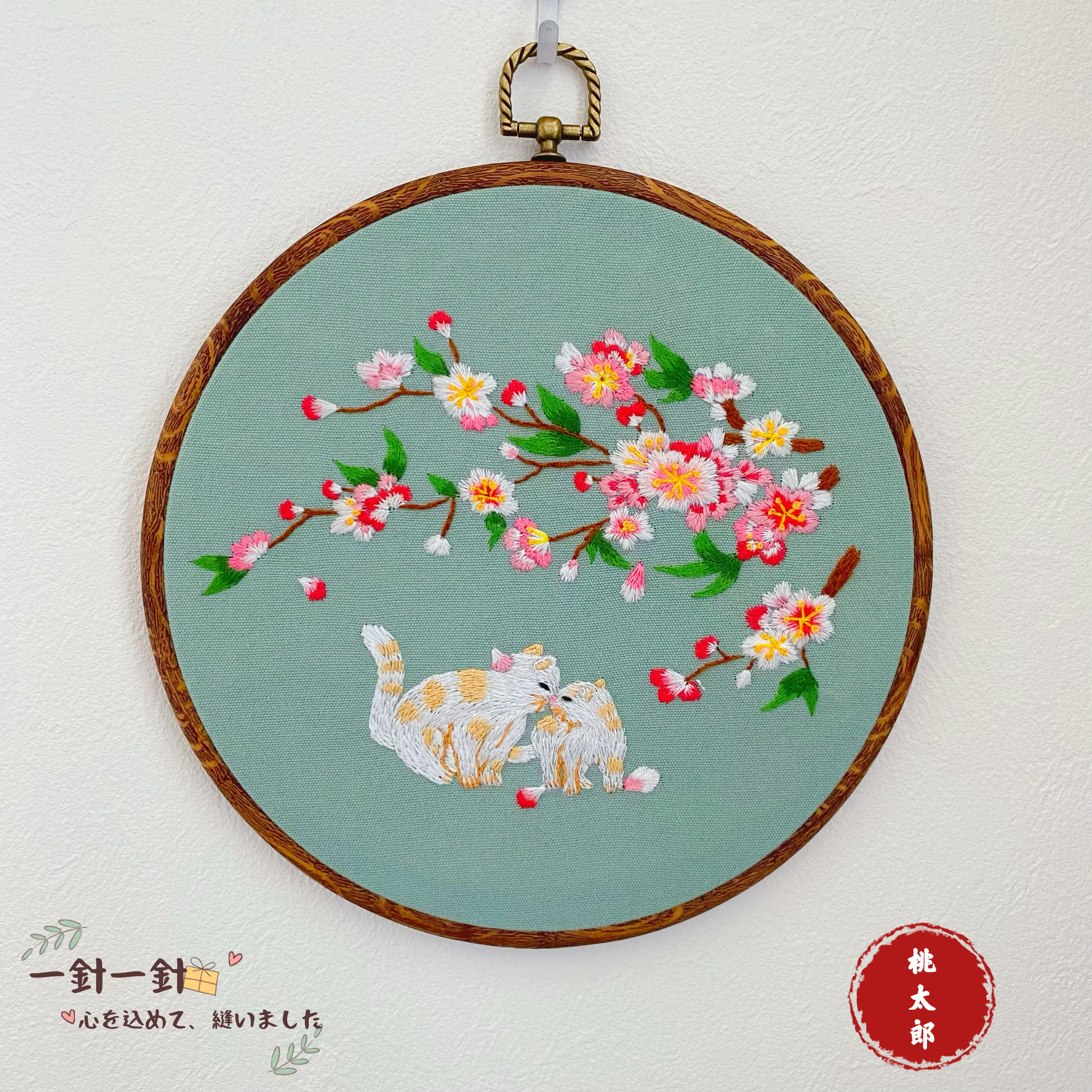 本格刺繍　ファブリックパネル　花  猫 白い猫 ハンドメイド　プレゼント　お祝い　ギフト(フレーム付き)