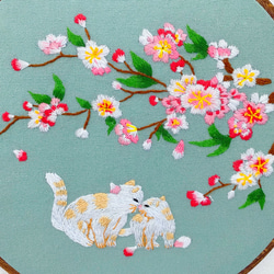 本格刺繍　ファブリックパネル　花  猫 白い猫 ハンドメイド　プレゼント　お祝い　ギフト(フレーム付き) 2枚目の画像