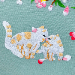 本格刺繍　ファブリックパネル　花  猫 白い猫 ハンドメイド　プレゼント　お祝い　ギフト(フレーム付き) 4枚目の画像
