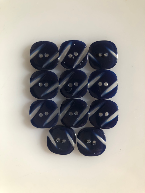 アンティーク ボタン 11個　ビンテージ 昭和 レトロ 個性的 ハンドメイド素材 紺色　ネイビー　青　ポップ アクセ 1枚目の画像