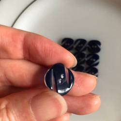 アンティーク ボタン 11個　ビンテージ 昭和 レトロ 個性的 ハンドメイド素材 紺色　ネイビー　青　ポップ アクセ 3枚目の画像