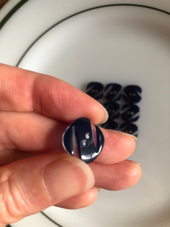 アンティーク ボタン 11個　ビンテージ 昭和 レトロ 個性的 ハンドメイド素材 紺色　ネイビー　青　ポップ アクセ 3枚目の画像