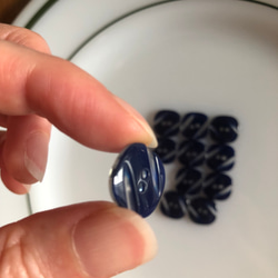 アンティーク ボタン 11個　ビンテージ 昭和 レトロ 個性的 ハンドメイド素材 紺色　ネイビー　青　ポップ アクセ 4枚目の画像
