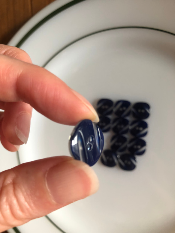 アンティーク ボタン 11個　ビンテージ 昭和 レトロ 個性的 ハンドメイド素材 紺色　ネイビー　青　ポップ アクセ 4枚目の画像