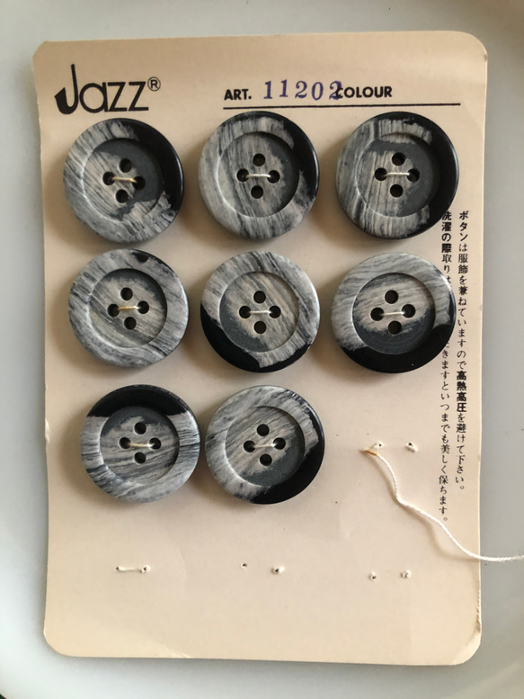 アンティーク ボタン 8個　ビンテージ 昭和 レトロ 個性的 ハンドメイド素材 灰色　グレー　ポップ アクセ 1枚目の画像