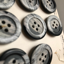 アンティーク ボタン 8個　ビンテージ 昭和 レトロ 個性的 ハンドメイド素材 灰色　グレー　ポップ アクセ 3枚目の画像