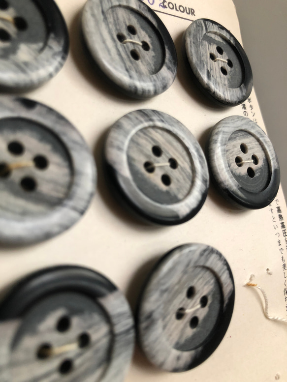 アンティーク ボタン 8個　ビンテージ 昭和 レトロ 個性的 ハンドメイド素材 灰色　グレー　ポップ アクセ 3枚目の画像