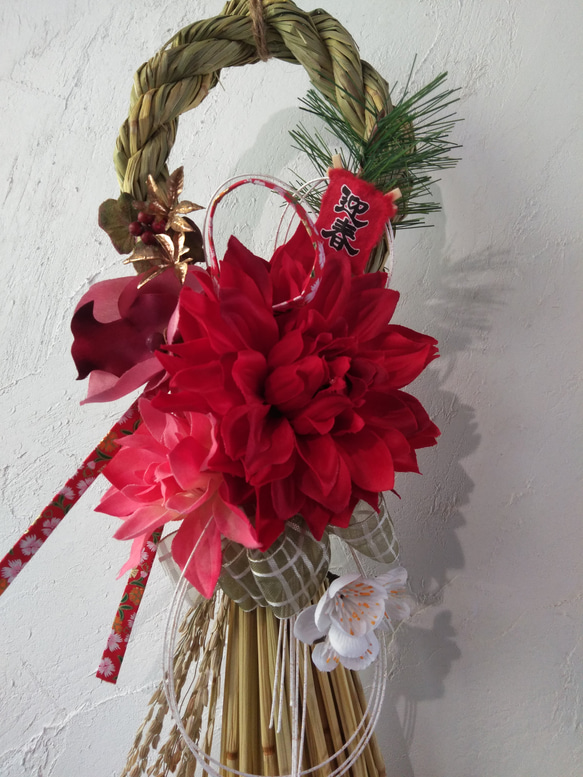 【国産稲わら使用】スカーレットダリアの華やかなお正月飾り 2枚目の画像