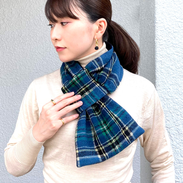 ブルー・先染めタータンチェックのウールコンパクトマフラー＞ ミニ