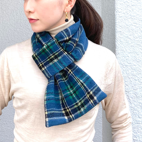 ブルー・先染めタータンチェックのウールコンパクトマフラー＞ ミニ