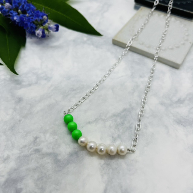 mints〜シルバー×ネオンカラーパールネックレス〜