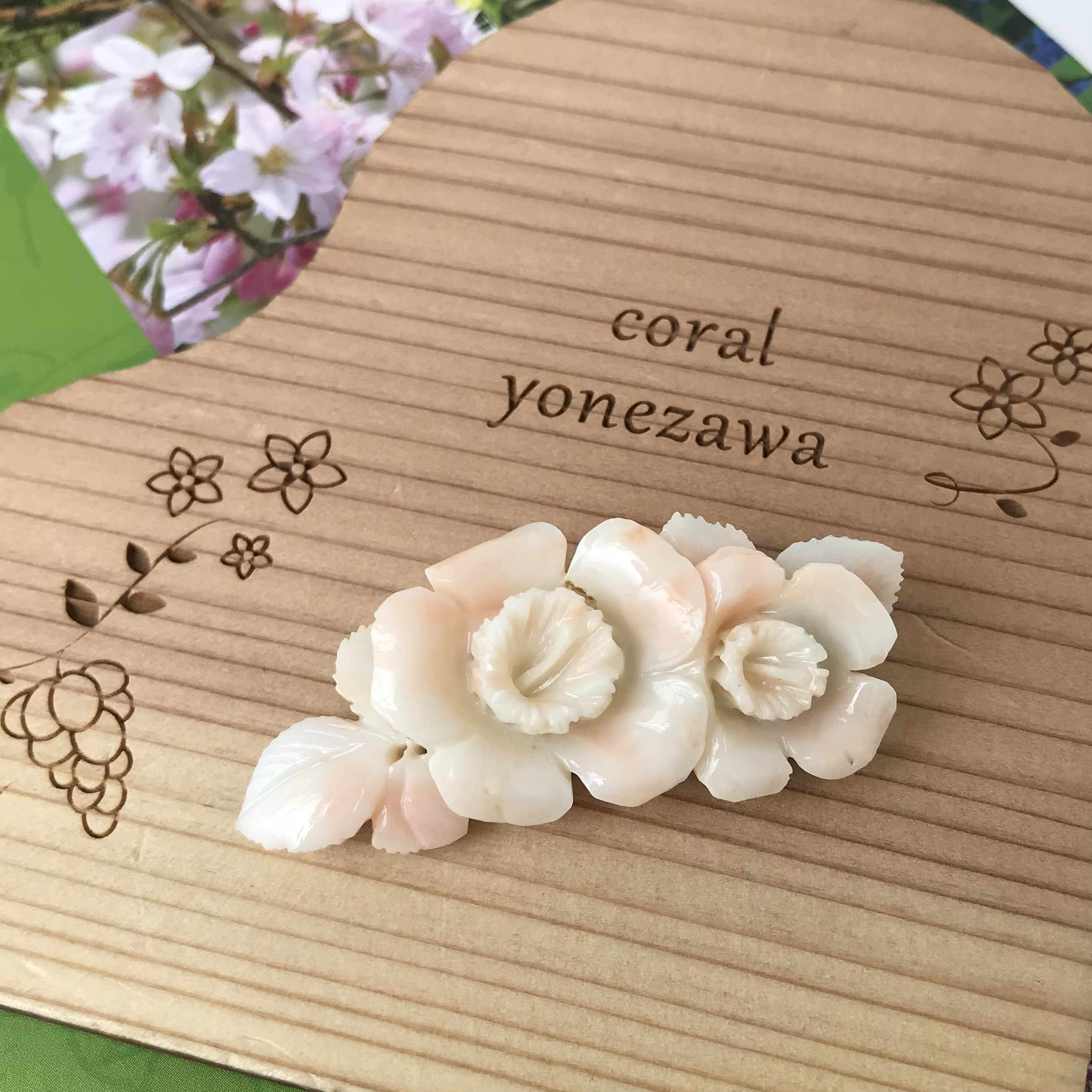 ヴィンテージブローチ 白珊瑚 薔薇彫刻 ホワイトローズ サンゴ バラ花 上品③ 珊瑚彫刻ブローチ 可憐な薔薇の花 少しの訳で大幅値下げ
