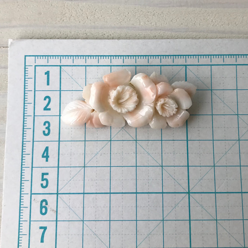 ヴィンテージブローチ 白珊瑚 薔薇彫刻 ホワイトローズ サンゴ バラ 花 上品❶ 白珊瑚ブローチ 薔薇彫刻 留め具silver製 ヴィンテージ