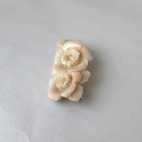 ヴィンテージブローチ 白珊瑚 薔薇彫刻 ホワイトローズ サンゴ バラ花 上品③ 珊瑚彫刻ブローチ 可憐な薔薇の花 少しの訳で大幅値下げ