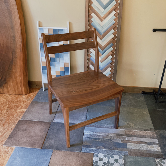 ゆったり座れるウォルナット無垢材の椅子　木製　木の椅子 4枚目の画像