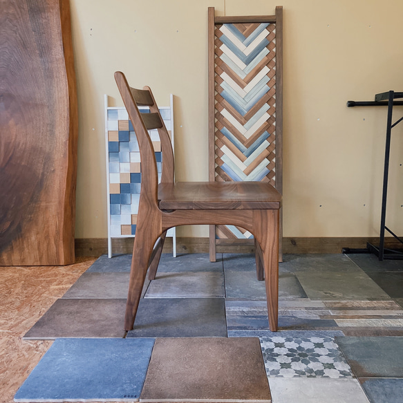 ゆったり座れるウォルナット無垢材の椅子　木製　木の椅子 3枚目の画像