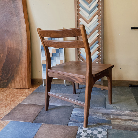 ゆったり座れるウォルナット無垢材の椅子　木製　木の椅子 5枚目の画像