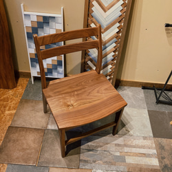 ゆったり座れるウォルナット無垢材の椅子　木製　木の椅子 6枚目の画像