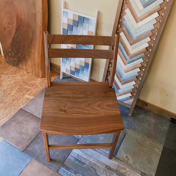 ゆったり座れるウォルナット無垢材の椅子　木製　木の椅子 2枚目の画像