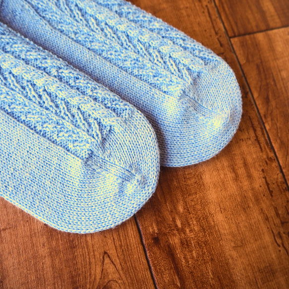 手編みの靴下・アラン模様・サイズ23cm・スカイブルー 5枚目の画像