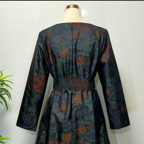 着物リメイク　ふくよかさんサイズの正絹ちりめんロングワンピース（花柄） 着物リメイク ふくよかさんサイズの正絹ちりめんロング