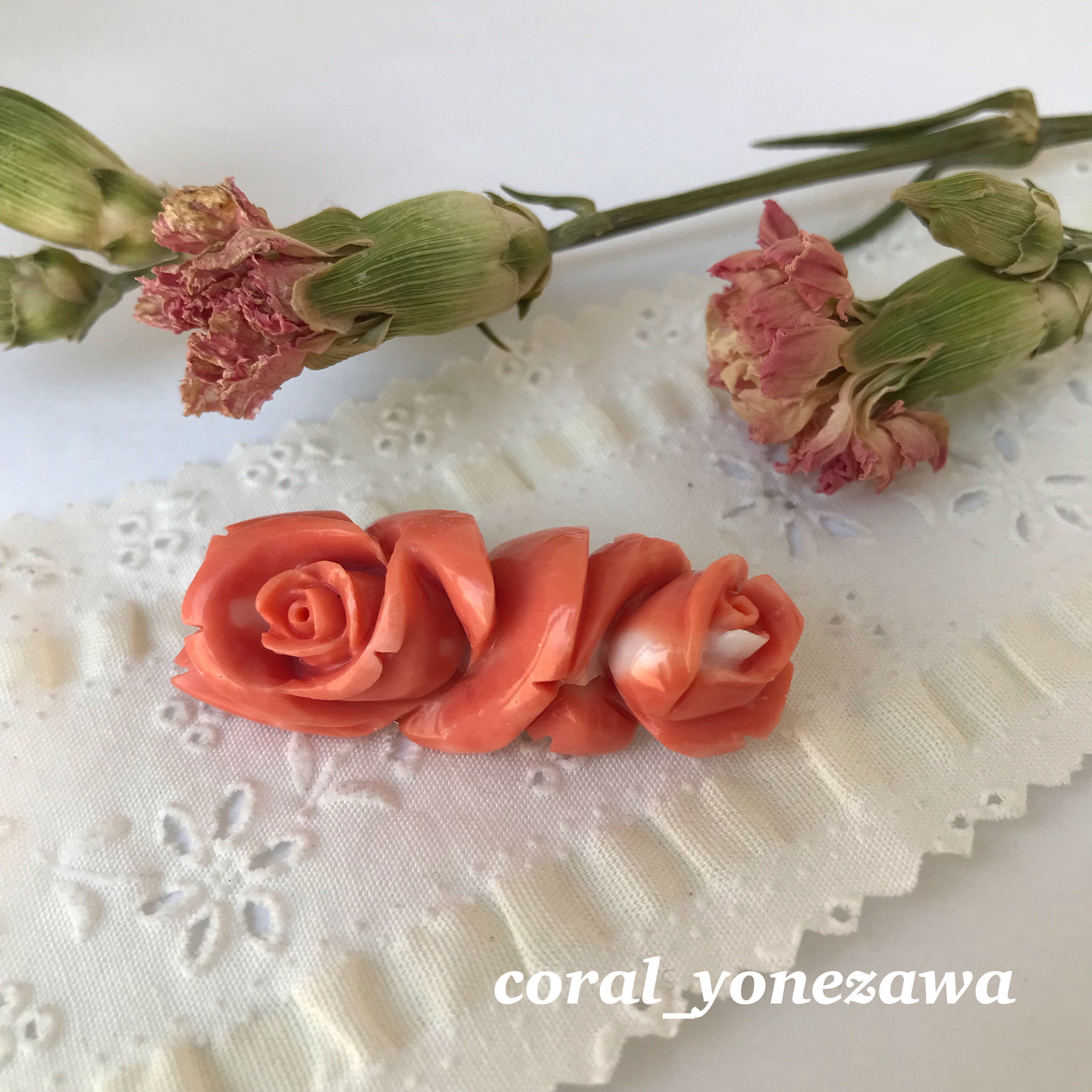 珊瑚彫刻ブローチ　もも色珊瑚の薔薇　訳あってお安くしました。　R40911Y2