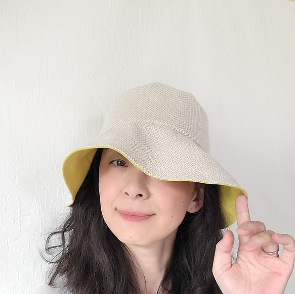 【受注制作】あみあみクロシェ 綿麻 ミモザイエロー ツバ広 UV対策 日よけ 大きい 小さい 帽子 くるみボタン 6枚目の画像