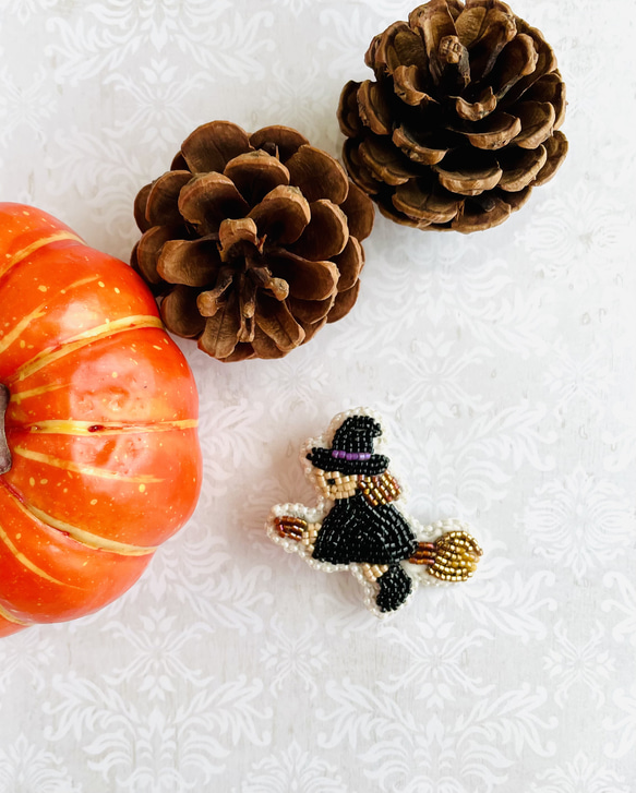 ハロウィン・ビーズ刺繍の魔女ブローチ ブローチ Little Plum
