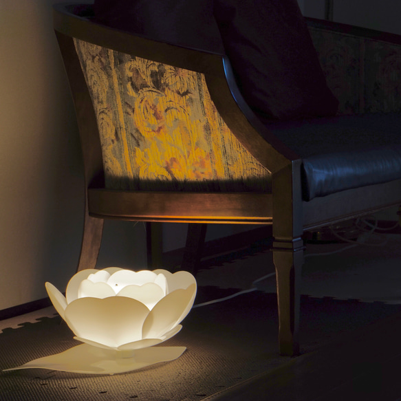 ブルーモーメントに輝く椿のスタンドライト　テーブルの上にも床の上でも自由に持ち運べて手軽に置いて楽しめるルームランプ 7枚目の画像