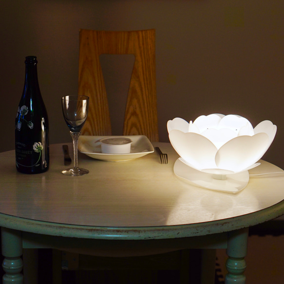 ブルーモーメントに輝く椿のスタンドライト　テーブルの上にも床の上でも自由に持ち運べて手軽に置いて楽しめるルームランプ 3枚目の画像