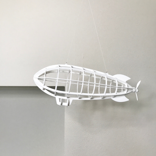 プロペラが回るレトロな飛行船モビール ミニ 白 モビール Bodhi