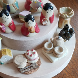 陶の小さなお雛様（2段飾り円形）ティータイム Japanese doll figurines22-002 4枚目の画像
