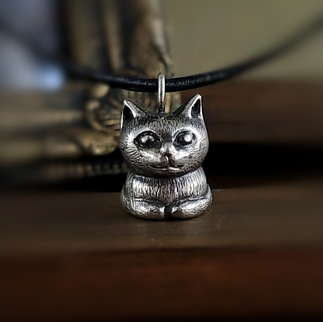 香箱座りの猫のペンダント