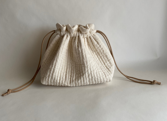 ヌビ生地のミニ巾着バッグ　(オフホワイト、ベージュ、ネイビー、スモークピンク) 3枚目の画像