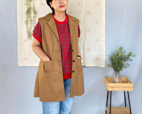 ロングベスト (キャメルベージュ) 重ね着スタイルにおすすめ 体型