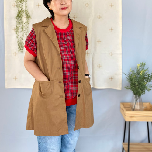 ロングベスト (キャメルベージュ) 重ね着スタイルにおすすめ 体型