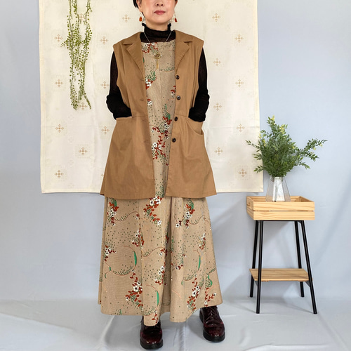 ロングベスト (キャメルベージュ) 重ね着スタイルにおすすめ 体型