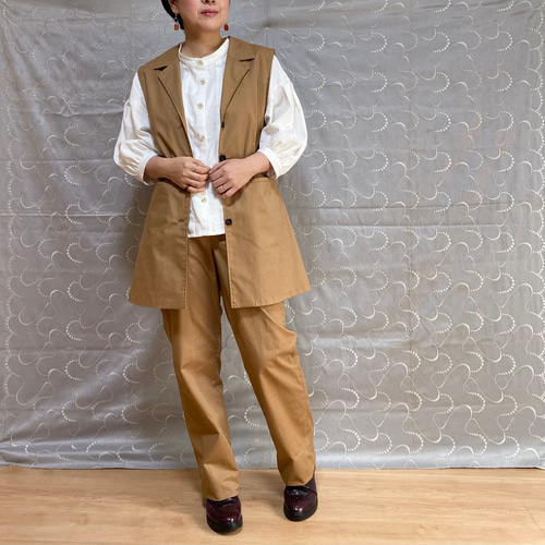 ロングベスト (キャメルベージュ) 重ね着スタイルにおすすめ 体型