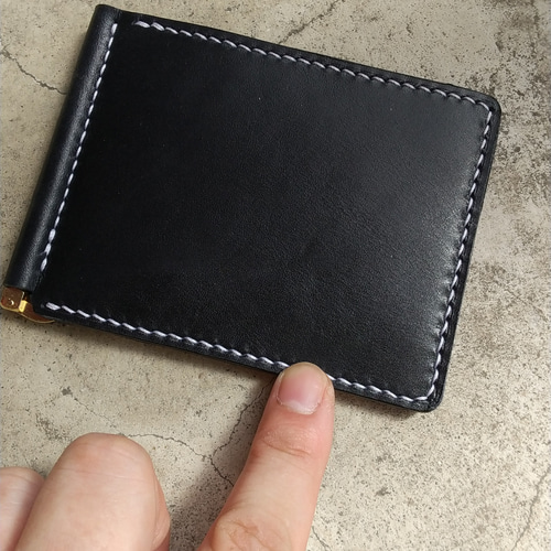 【ハンドメイド】エイジングを楽しめる黒ヌメ革のマネークリップ赤ステッチ エイジングを楽しめる黒オイルヌメ革のスリムでコンパクトな