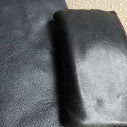 エイジングを楽しめる黒オイルヌメ革のスリムでコンパクトなマネークリップ 5枚目の画像