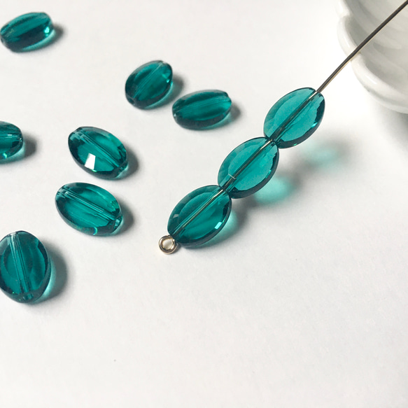 【10個】ガラスビーズ＊フラットオーバル＊ダークグリーン 1枚目の画像
