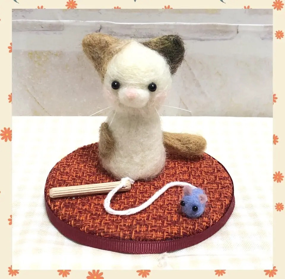 羊毛フェルト。三毛猫。お花の鉢付き。 点る