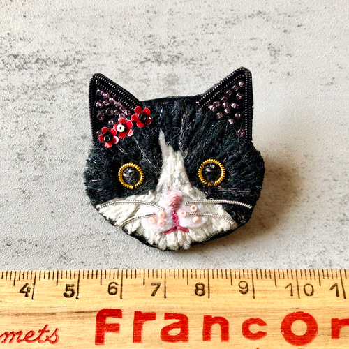 ハチワレ猫の刺繍ブローチ【くるくる目】 ブローチ 黒蜂屋【くろ ハチワレ猫の刺繍ブローチ【くるくる目】 ブローチ 黒蜂屋【くろ